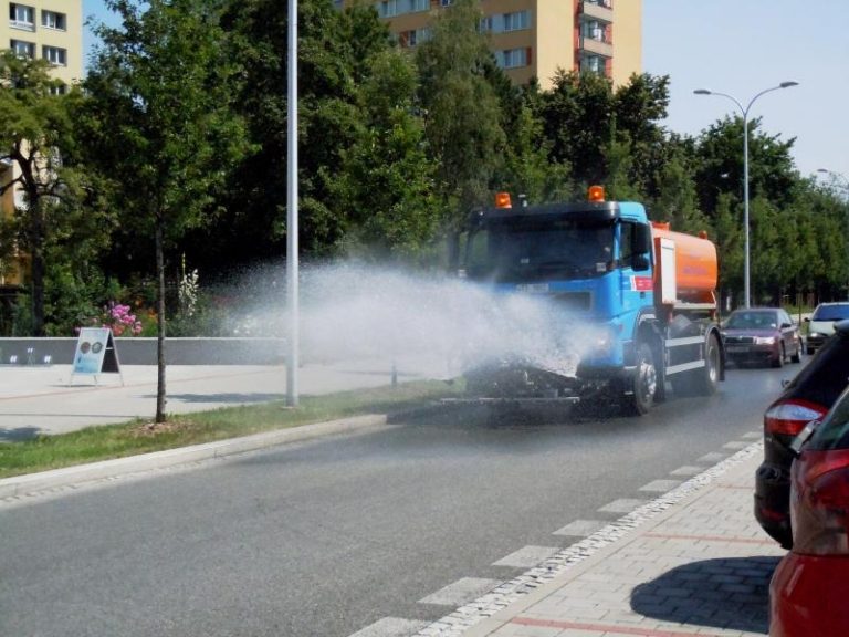 V pátek a sobotu mají být opět tropy, město bude opět osvěžovat kropicí vůz