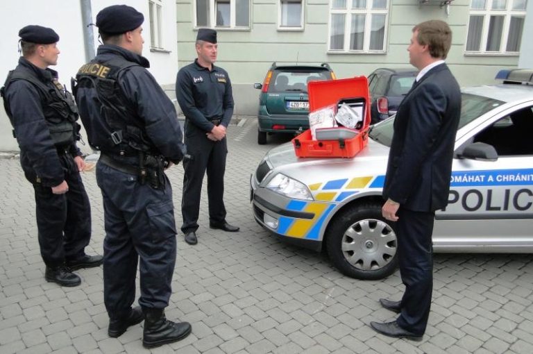 Město předalo policistům mobilní defibrilátor a záchranářský kufr