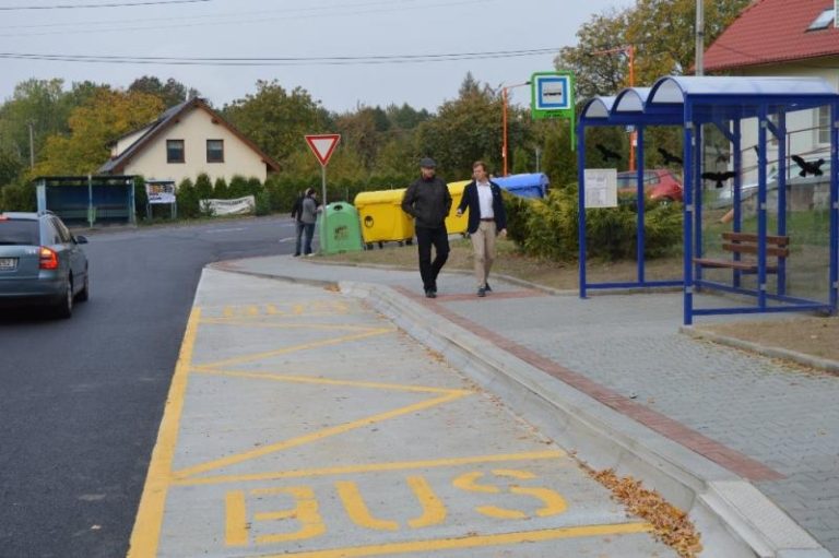 Město postupně opravuje komunikace v Lískovci a dobudovává chodník
