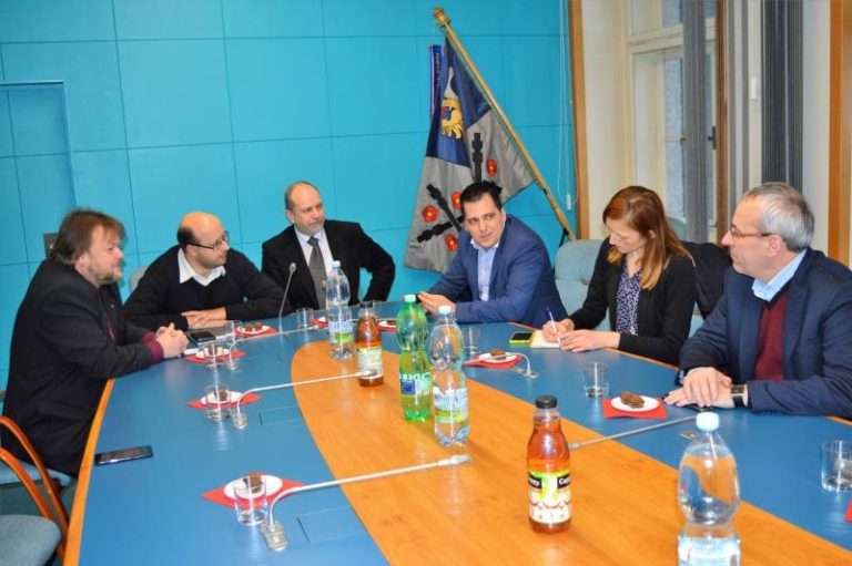 Radnice s obchvatem bubnuje na poplach