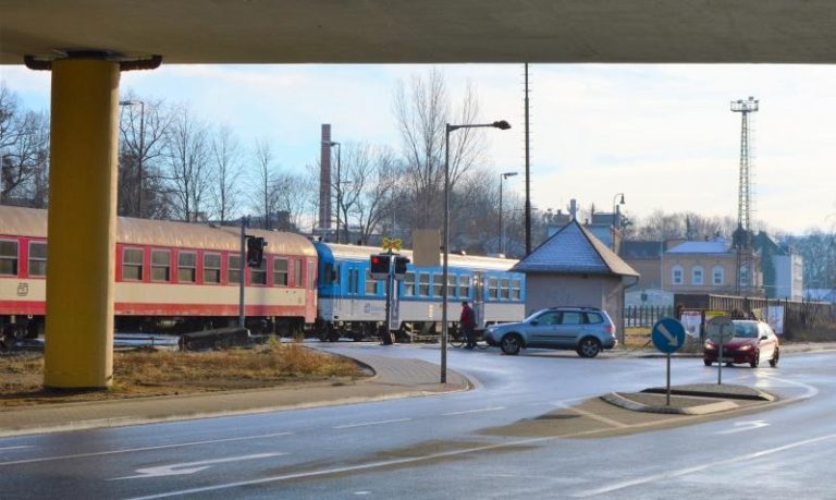 Železniční závory nejsou samospasitelné