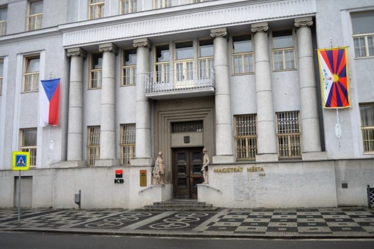 Vlajka pro Tibet vlála na radnici