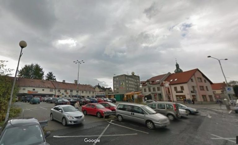 Parkoviště u tržiště prochází menší úpravou