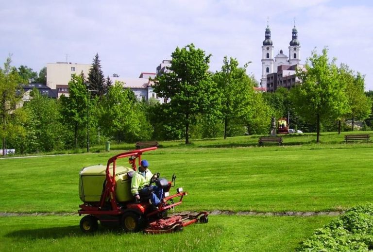 Město naplánovalo čtyři seče trávy na sídlištích