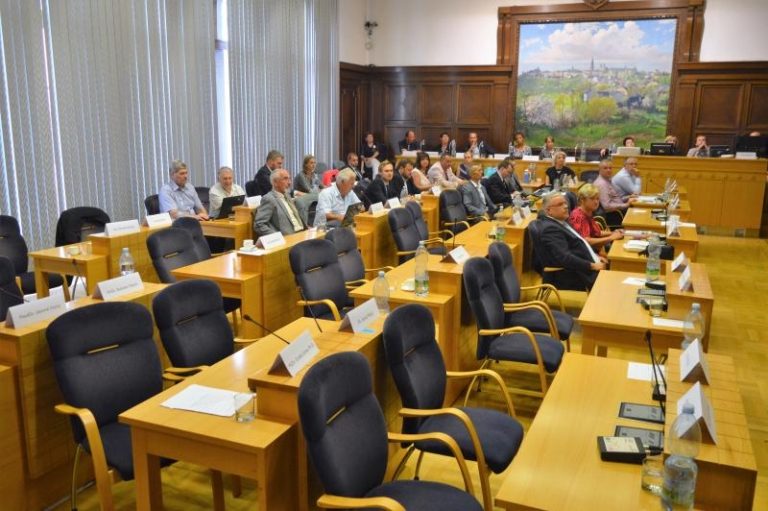 Zasedání zastupitelstva provázely obstrukce, nakonec bylo ukončeno