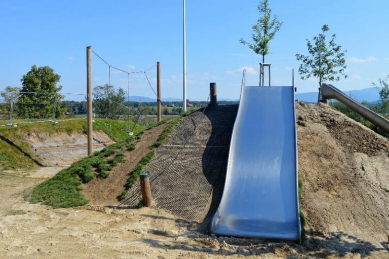 Hřiště na Olešné prochází úpravami, část se skluzavkami je uzavřena