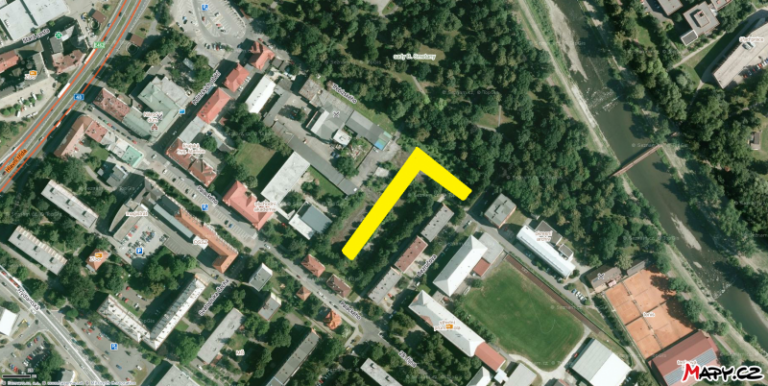 Kompromis na Bezručově ulici – dům o jedno patro nižší