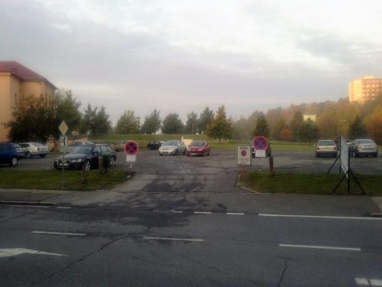 Parkoviště pod zámkem bude zpevněno