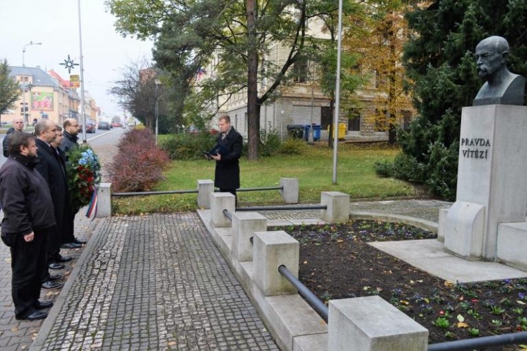 Vedení města položilo kytici u památníku T. G. Masaryka