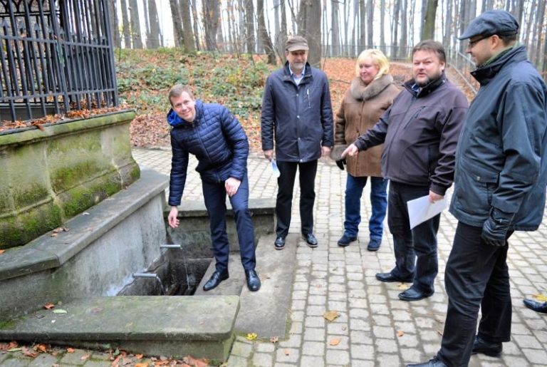 Z rezervoáru pramene v Hájku opět vytéká voda