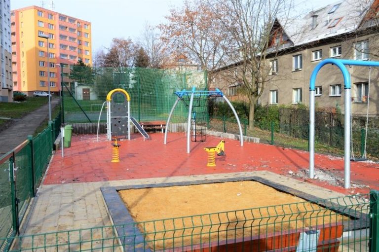 Ve městě přibylo další nové dětské hřiště