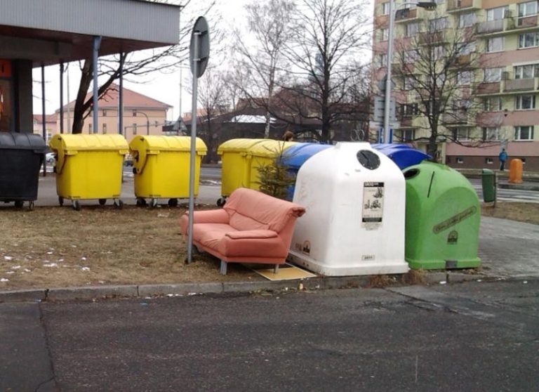 Odpady kolem kontejnerů