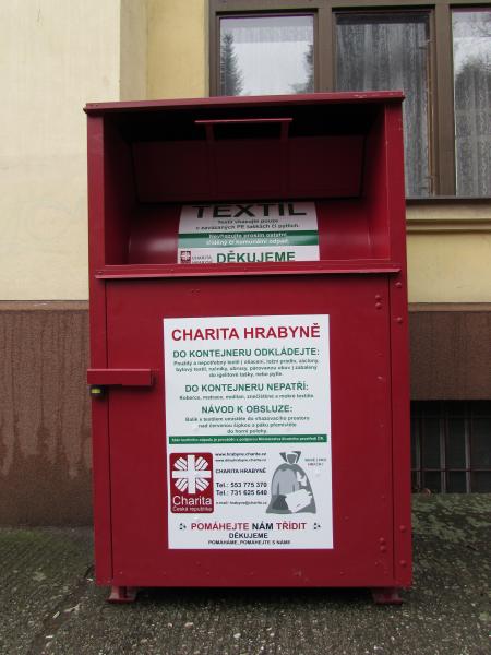Charita Frýdek-Místek umístila nový kontejner na sběr šatstva a obuvi