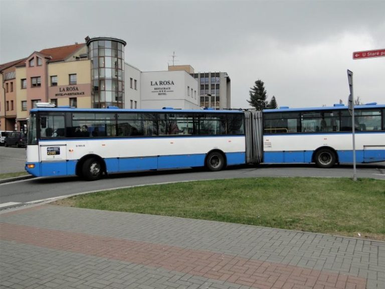 Testovali jsme průjezdnost kloubového autobusu ulicemi města
