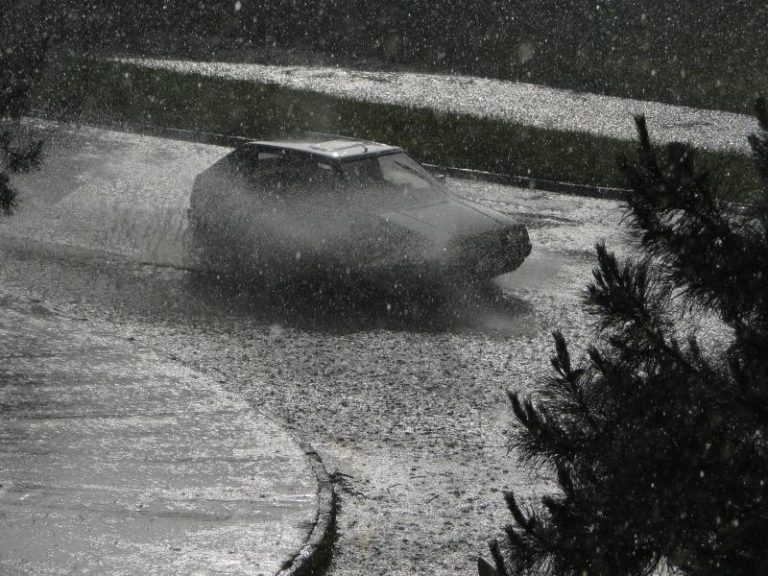 Vytrvalý déšť zvedá hladinu řeky Ostravice