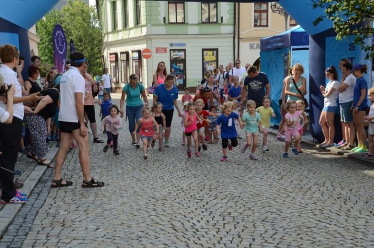 Běh mezi náměstími ovládli Siebeltová a Gaura