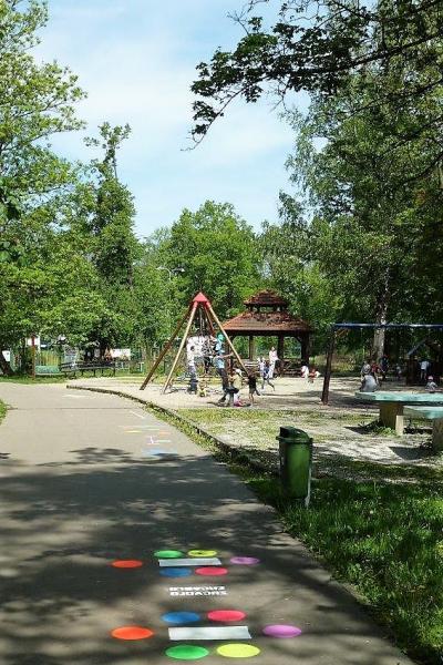 Město nechává malovat na chodník hry pro děti