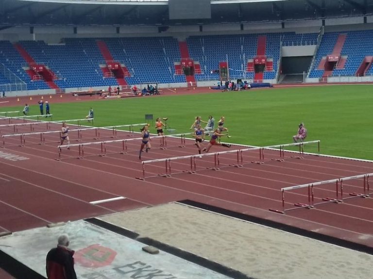 Z deště a chladu vezou atleti 11 medailí