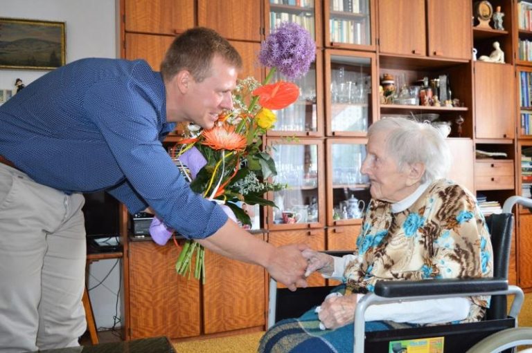 Nejstarší občanka města měla na dortu „106“