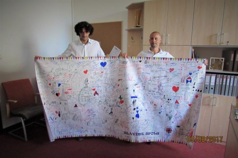 Charita Frýdek-Místek předala dětmi vytvořený banner městu