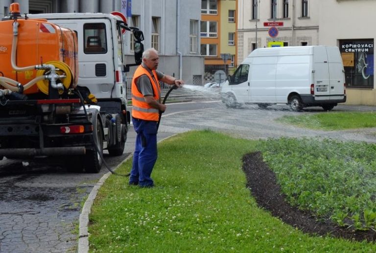 Město zalévá květiny i stromy a zahájilo další seč trávy