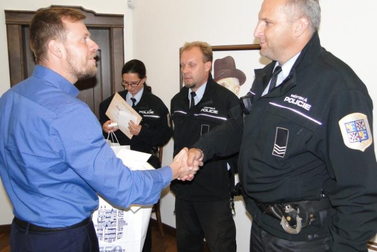 Stužky za věrnost získali tři strážníci