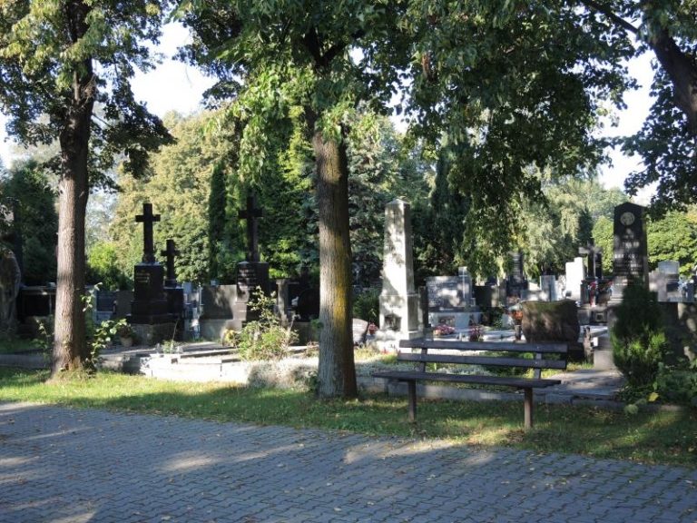 Vydejte se po stopách slavných osobností na frýdecký hřbitov