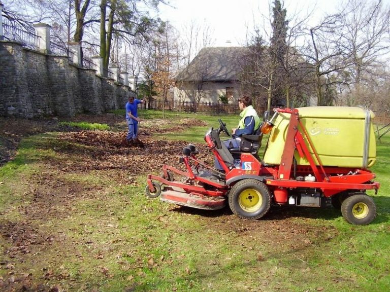 Úklid listí je v plném proudu