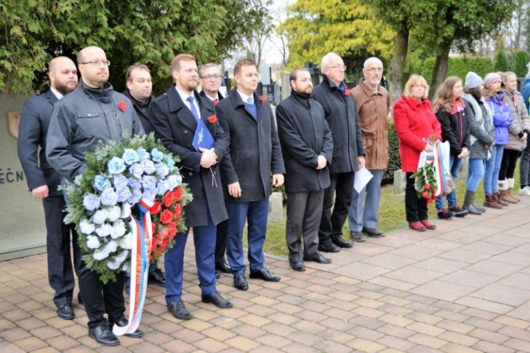 Vzpomínalo se s vlčími máky