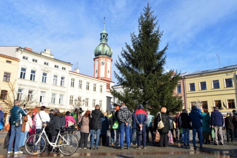 Místecké náměstí už zdobí Vánoční strom