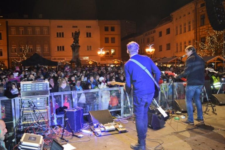 Vánoční strom a s ním celá výzdoba už září