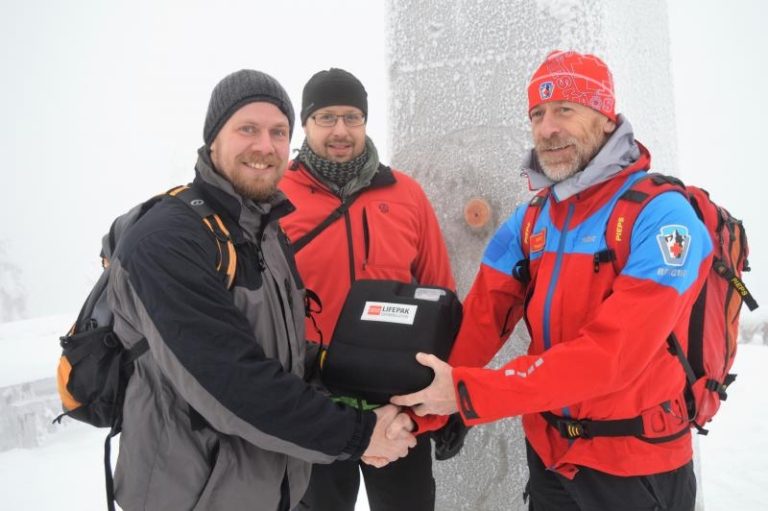 Město poskytlo horské službě defibrilátor