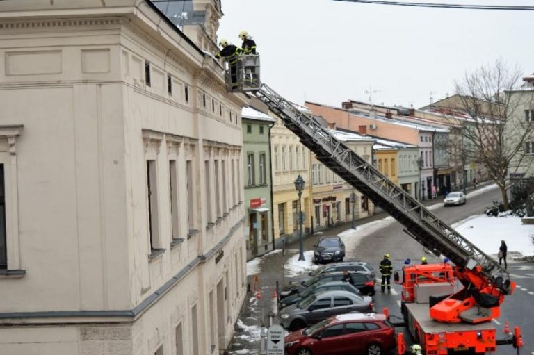 Hasiči likvidovali sníh a rampouchy ze střech magistrátu