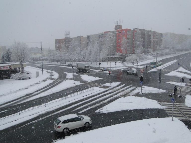 Silnice jsou převážně mokré a sjízdné