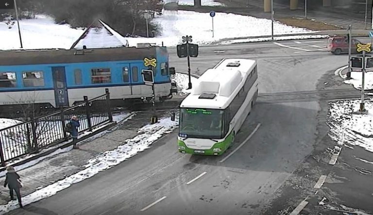 Řidič ČSAD riskoval na přejezdu