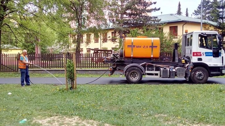 Nově vysazené stromy dostávají pravidelnou zálivku