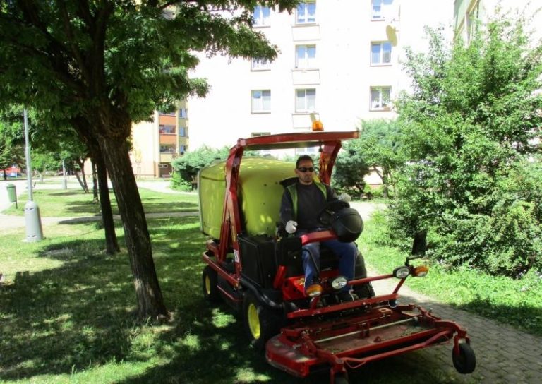 Kosení trávy – na sídlištích 5ˣ a v parcích a centru města až 7ˣ za sezónu