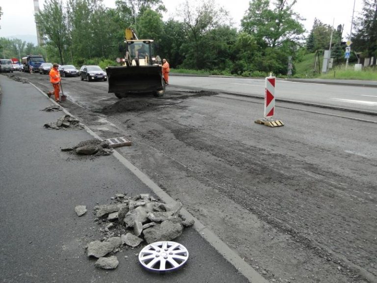 Krajem rozkopané silnice jsou samá díra, město žádá nápravu