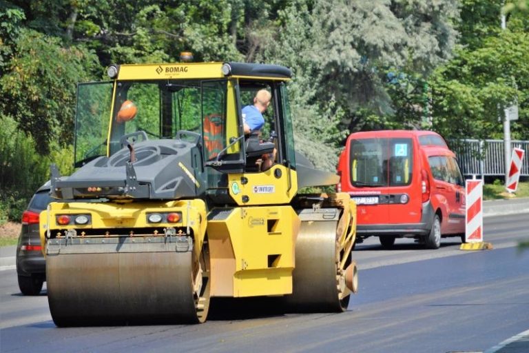 Primátor Michal Pobucký urgoval vlekoucí se opravy krajských silnic