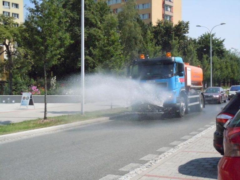 Městem opět projíždí kropicí vůz