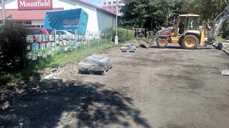 Technické služby opravují komunikace a chodníky i v parných dnech