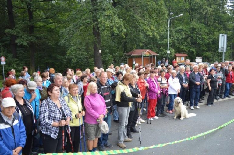150 seniorů šlo z Hájku do Sedlišť