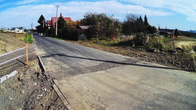 Firma stavějící obchvat poškodila městem opravenou komunikaci