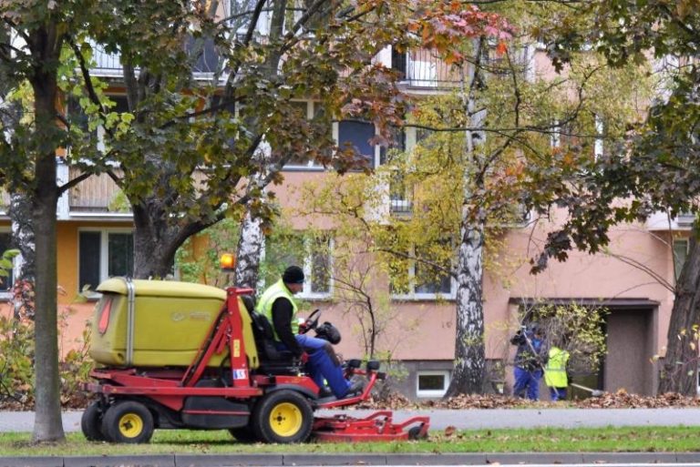 Odklízení listí je v plném proudu