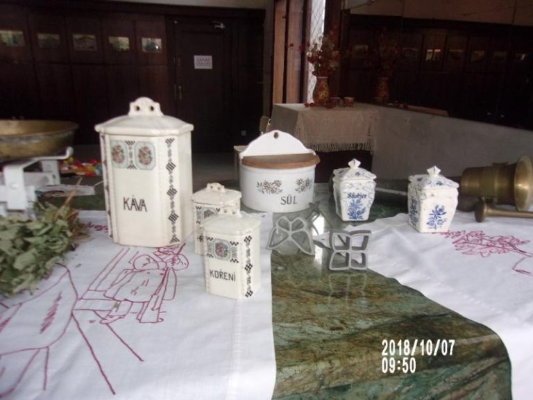 Senioři připomněli sto let republiky zajímavou výstavou