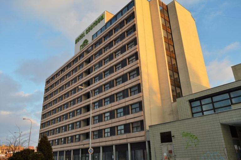 Město konečně „dostalo klíče“ od hotelu Centrum