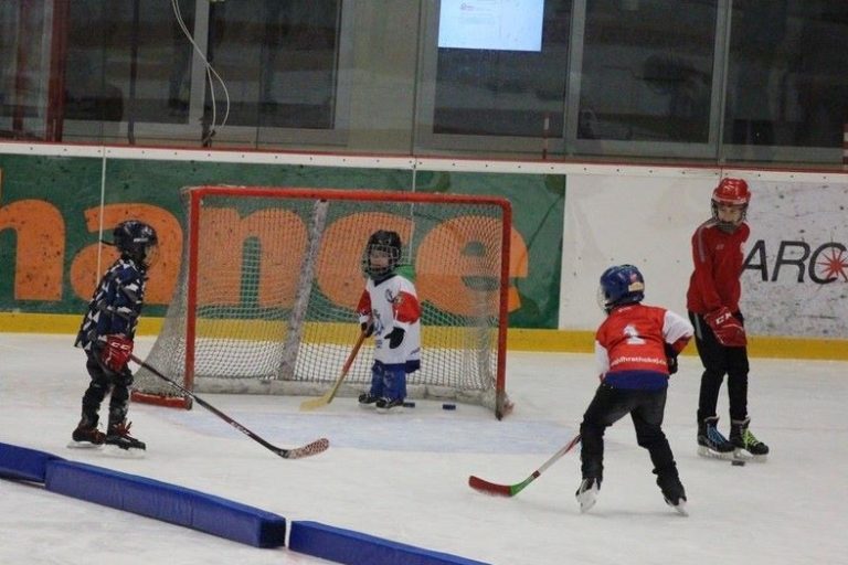 Mladí hokejisté můžou dál trénovat