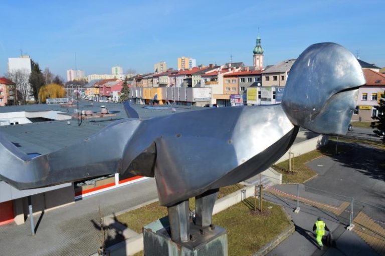 Senioři upozornili na „Vykopnutého“, ten byl už opraven