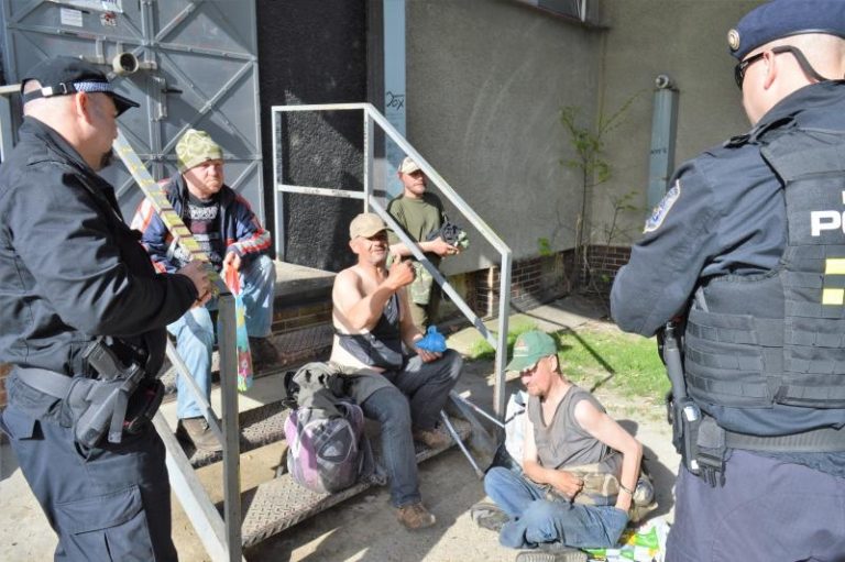 Obtěžují vás bezdomovci? Volejte městskou policii