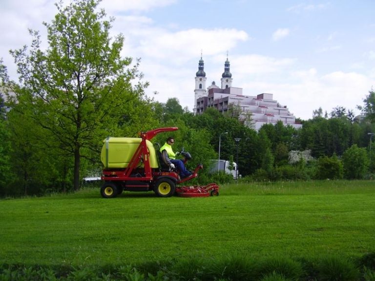 Sečení trávy je kvůli dešti ve skluzu